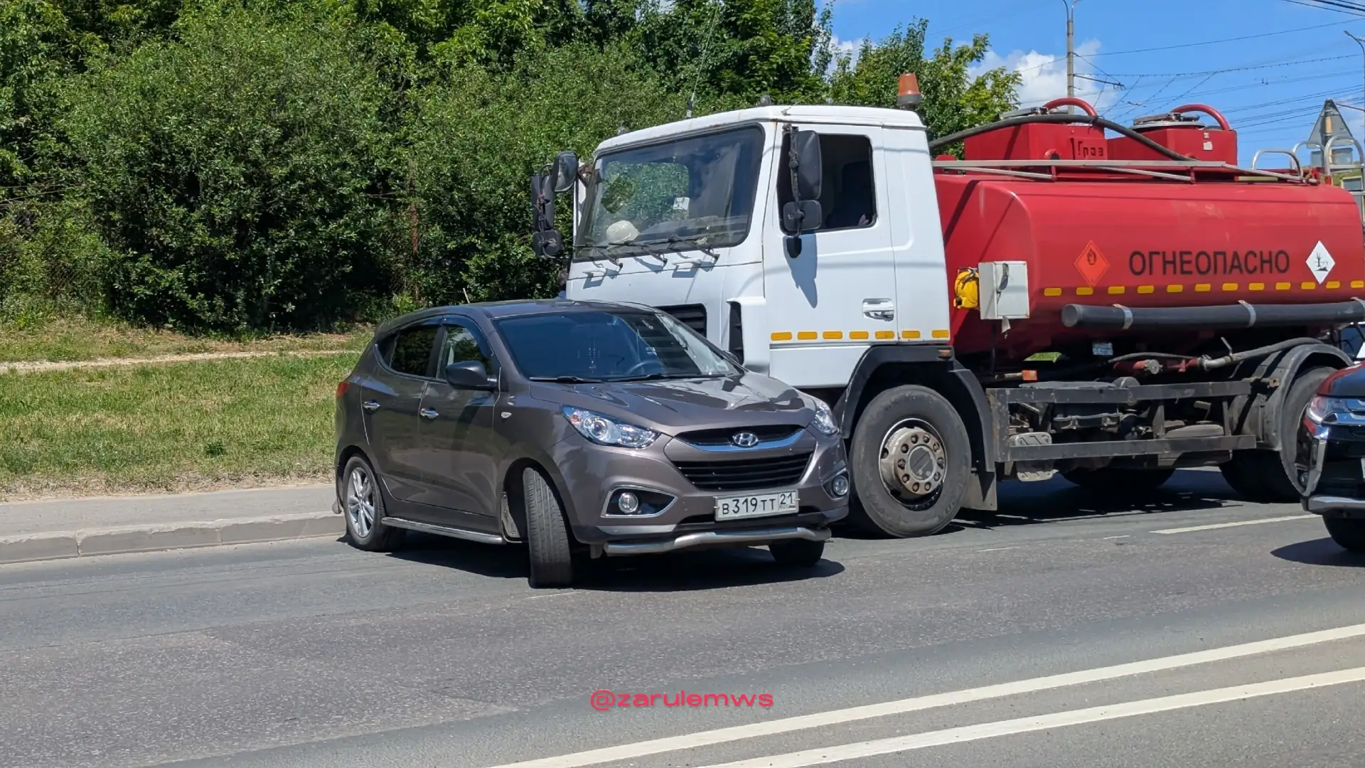 Hyundai ix35 угодил под маленький бензовоз на развязке у рынка при движении в сторону Богданки.

Неу