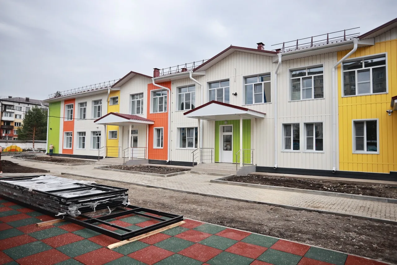 День муниципалитета в Горно-Алтайске начали сегодня с проверки строительных работ на го...