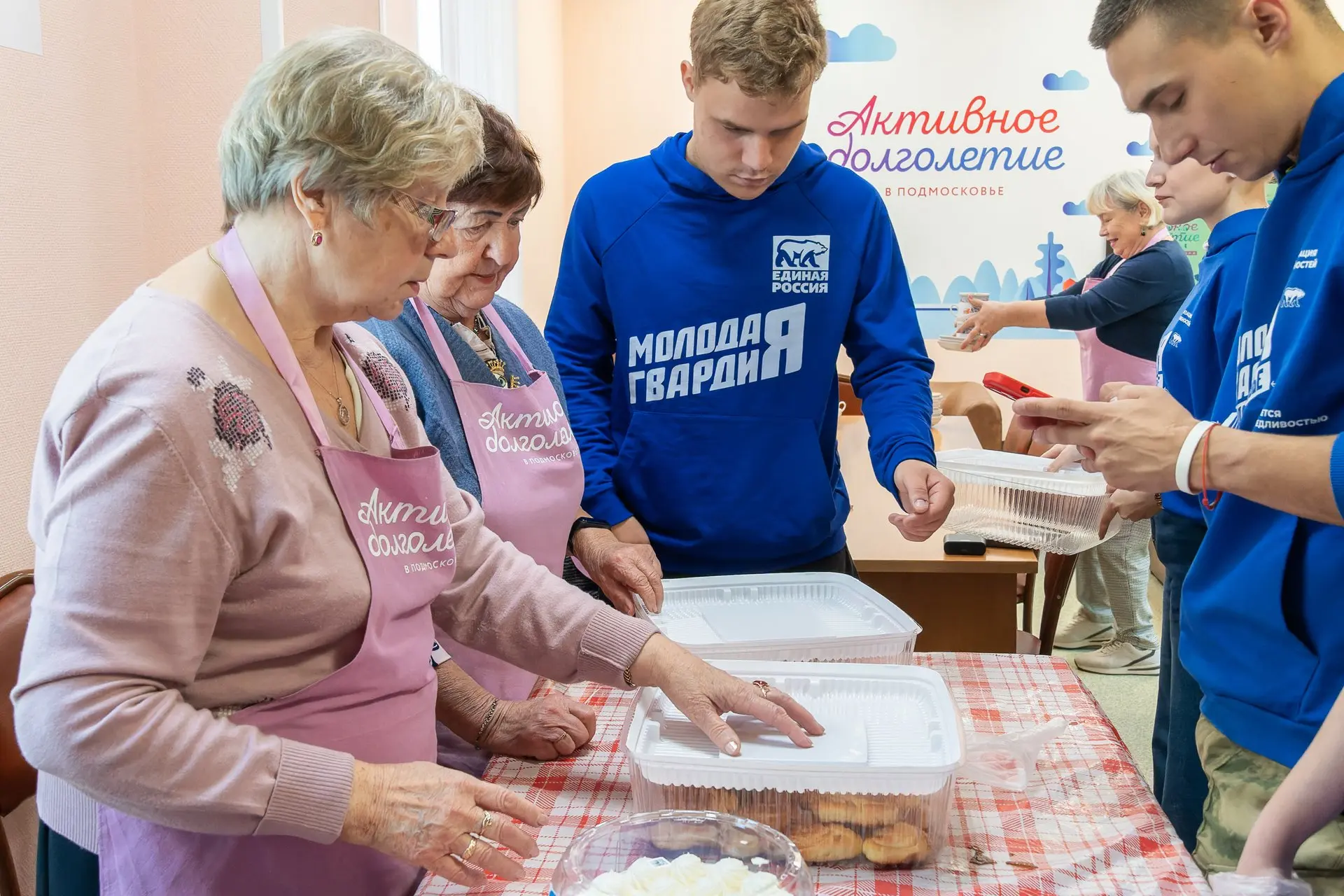 «ПолитКухня» с заботой: молодогвардейцы Богородского округа поздравили старшее поколени...
