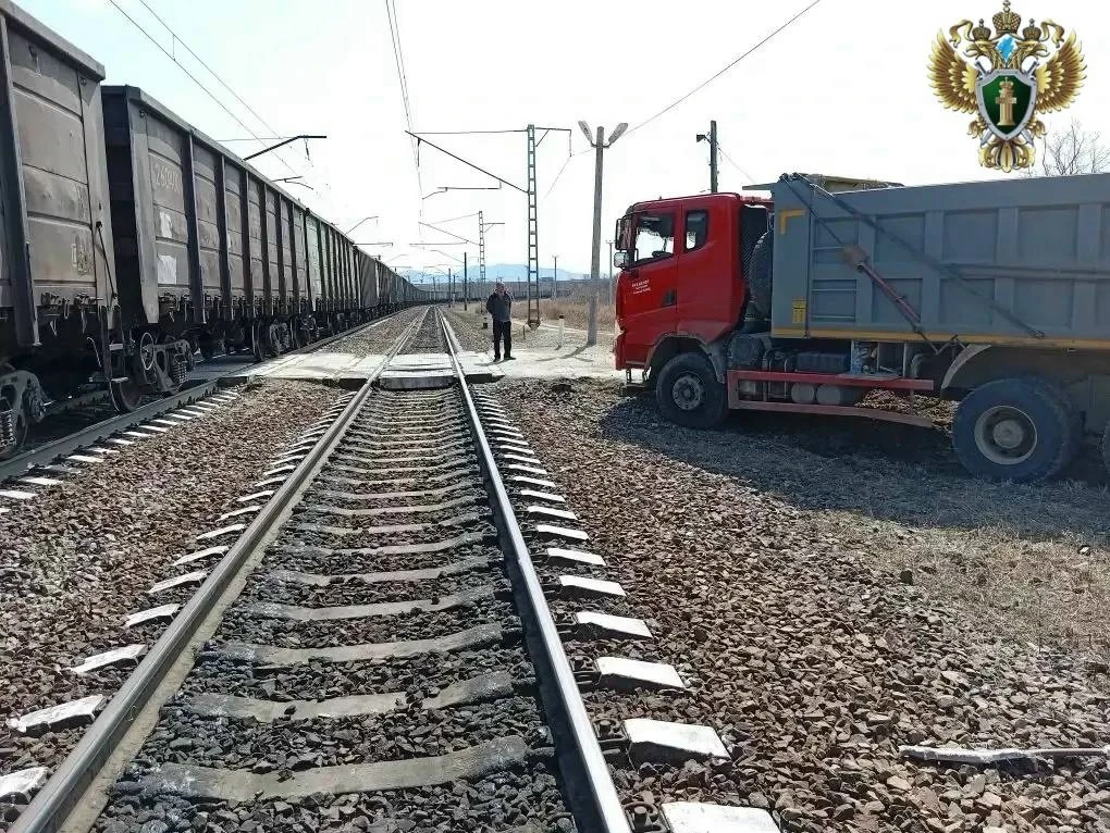 💥 В Приморском крае грузовик проигнорировал светофор и врезался в грузовой поезд    Авария произошла
