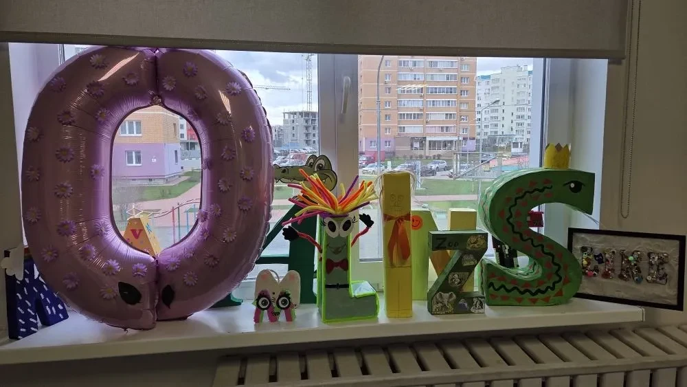🎨 Самые маленькие участники Недели иностранных языков — ученики начальной школы — нарядили буквы анг