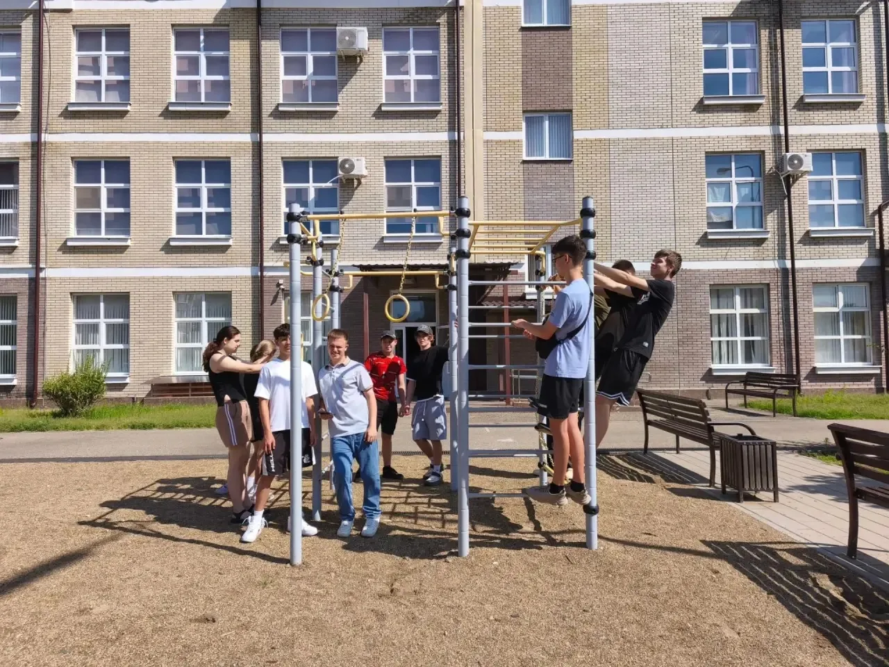 Солнечный день 🔆, звонкий смех 😄 и море энергии — вот как прошёл наш день в школе №7! На спортивно