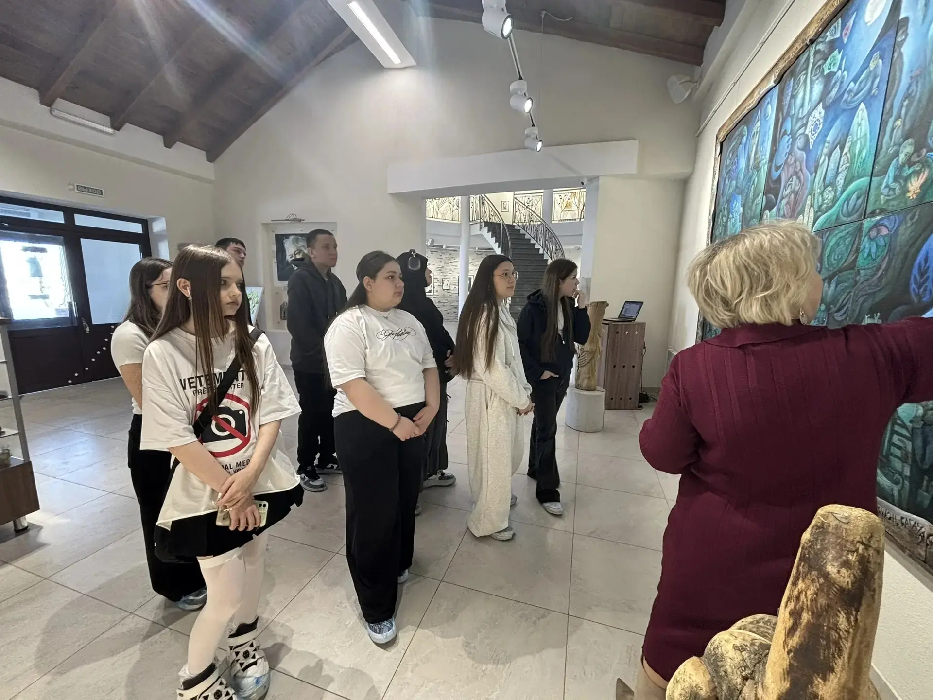 🎨 Экскурсия в музей Ахсана Фатхутдинова  В рамках весенних каникул ученики 8 Е класса вместе с класс