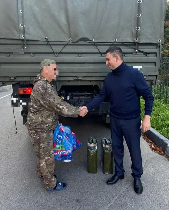 Алексей Комиссаров передал гуманитарную посылку участникам СВО