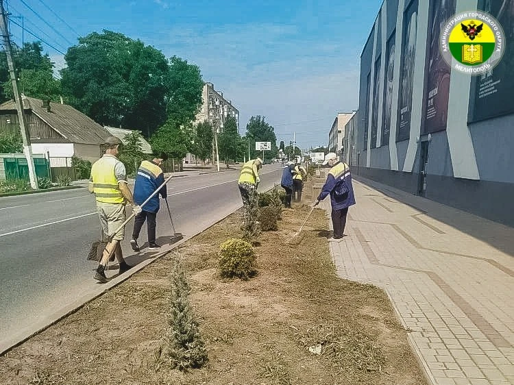 Коммунальные службы города продолжают выполнять задачи по благоустройству. Результат их работы видят