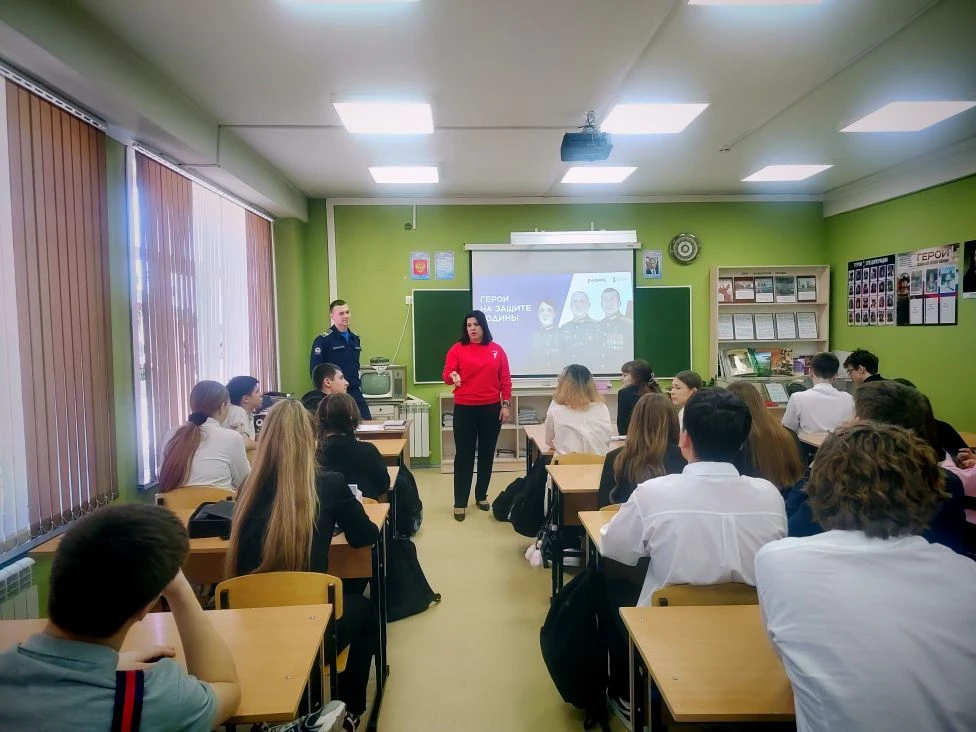 Герои на защите Родины: Урок мужества в Марковской школе 🇷🇺✨  В Марковской школе №1 в рамках совмест