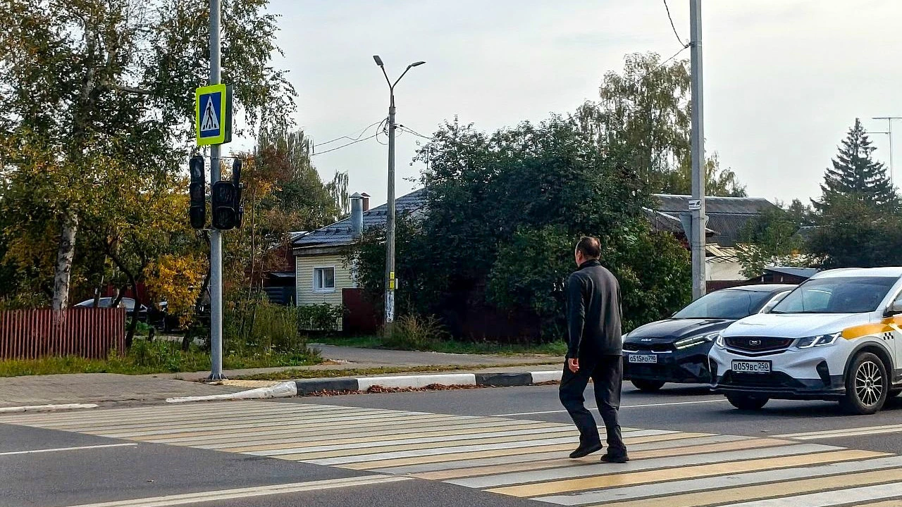 Возле ДК «Тепловозостроитель» заработал новый светофор с вызывной кнопкой