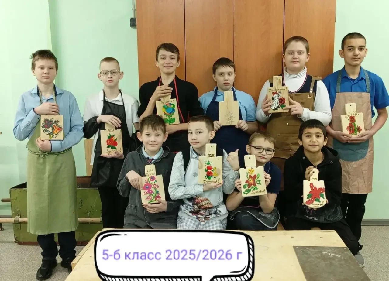 Пятые классы завершили изготовление своего первого творческого проекта "Разделочная доска". Сегодня 