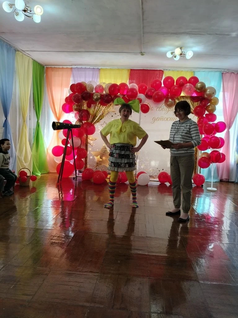Лето, мы тебя никому не отдадим! 🌞🌸

В нашем детском саду прошёл самый яркий и солнечный летний пр