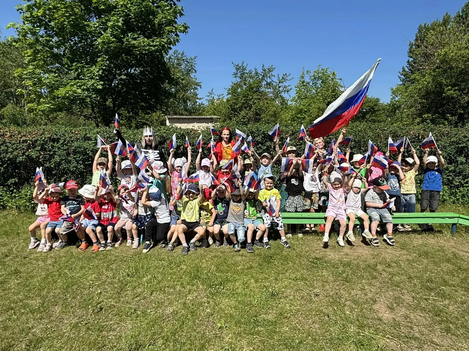 🇷🇺 День России в нашем ДОУ: волшебное приключение в поисках флага! ✨

Сегодня в нашем детском саду
