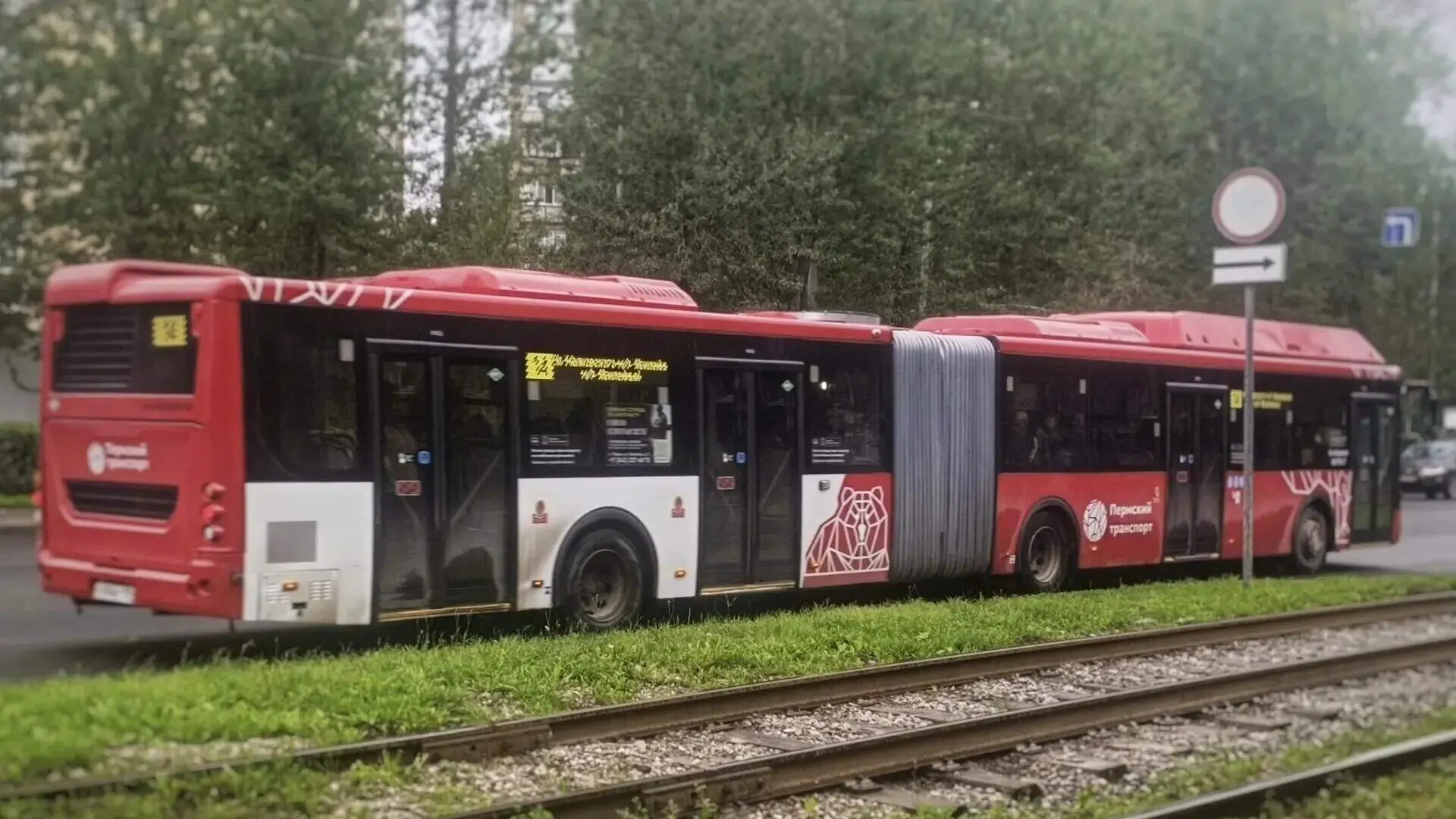 На Южной дамбе в Перми произошло задымление в моторном отсеке автобуса маршрута №14. Во...