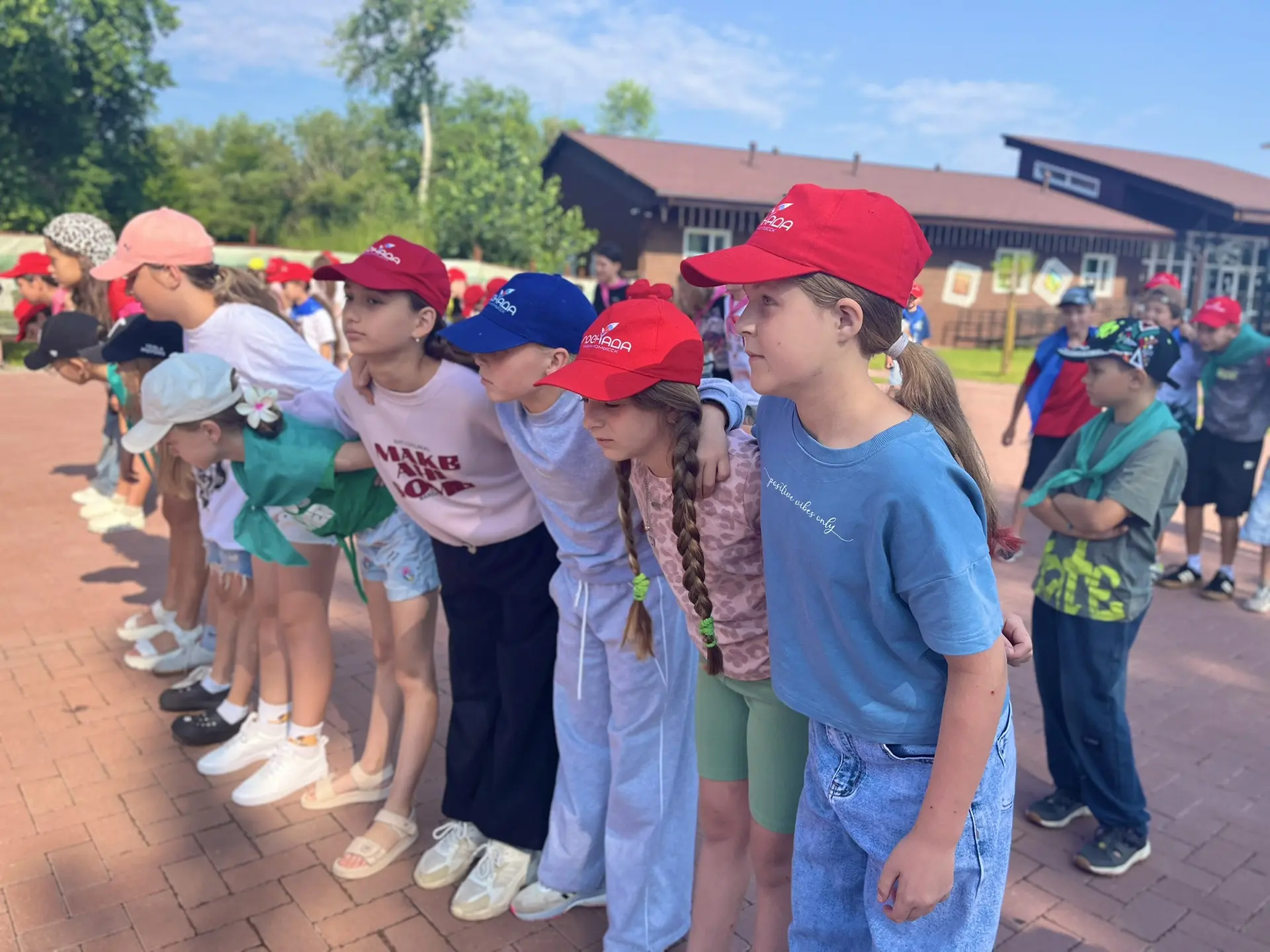 ☀️ Утро в лагере встретило нас солнечной зарядкой на свежем воздухе!

Мы дружно потянулись, попрыгал