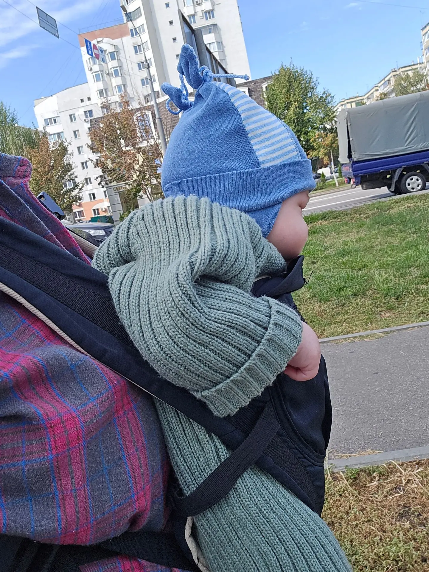 Теперь ходим так гулять, не нравится нам в коляске🤦. Почему не понятно🤔