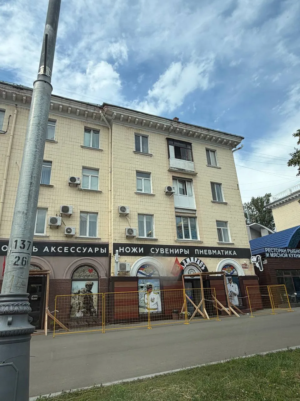 🏗 На Советской делают крышу в ещё одном доме

Наконец-то в порядок приводят здания, которые долгие 