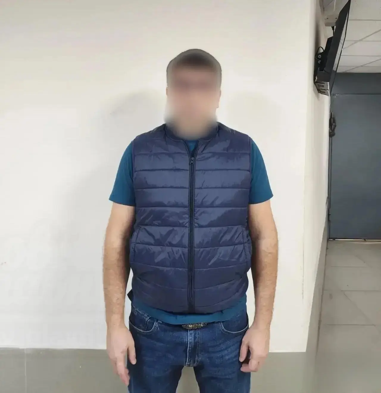 🚔 Вчера ночью пьяный ростовчанин ночью разрисовал полицейские машины краской улице Каз...
