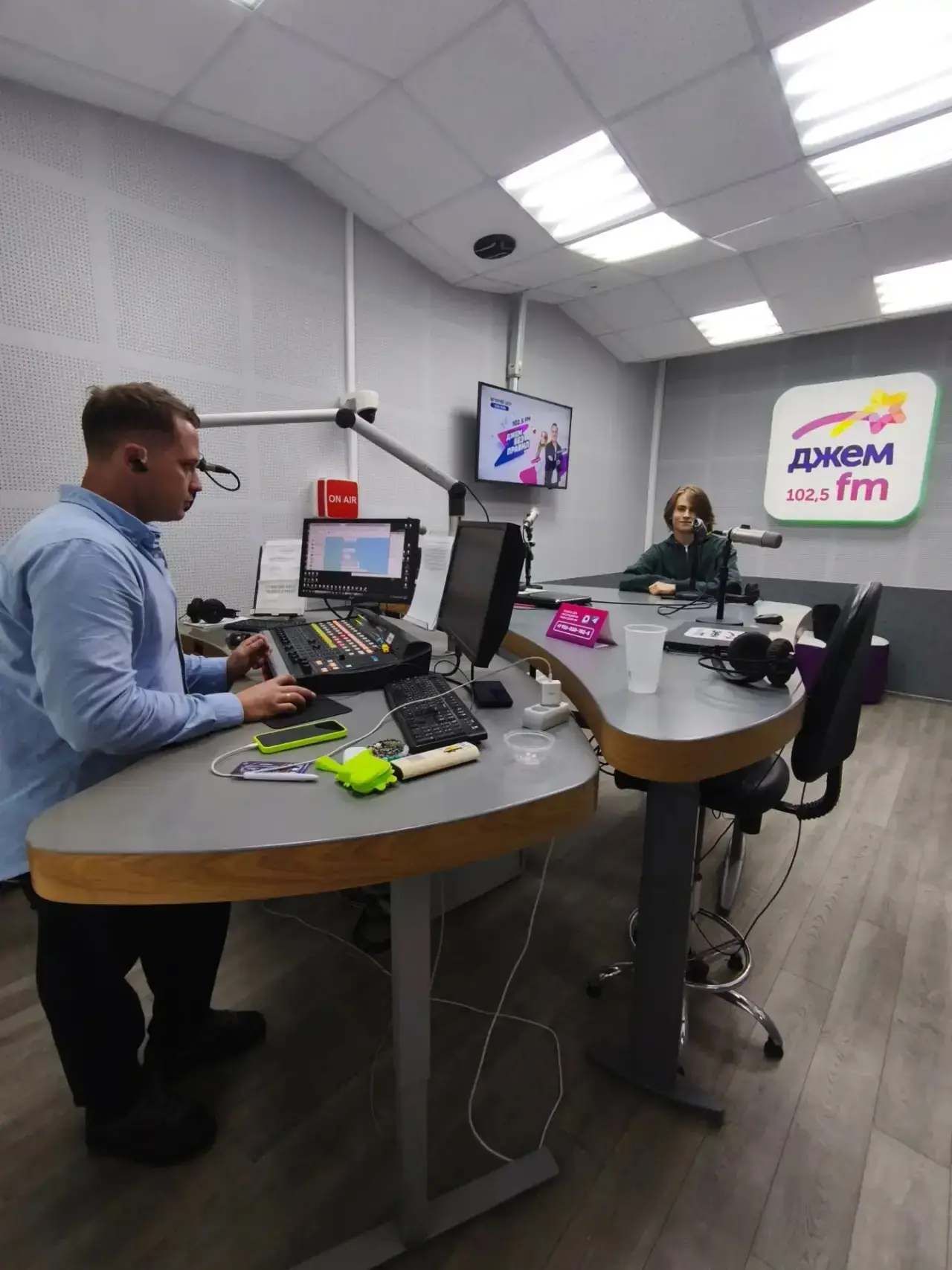 Всем здорова! Передаем большой привет из студии “Джем 102,5 FM”.