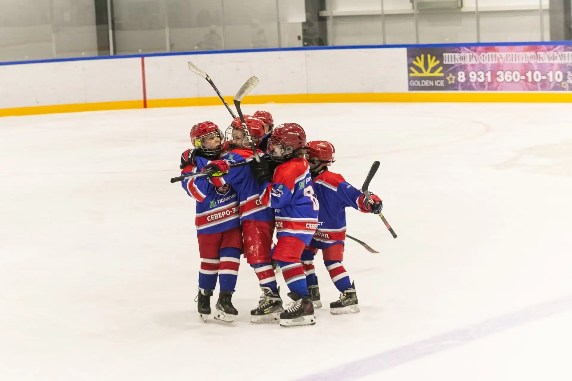 🏒🎉 Юные хоккеисты завершили сезон с двумя наградами! Команда 2018 года рождения ярко завершила спорт