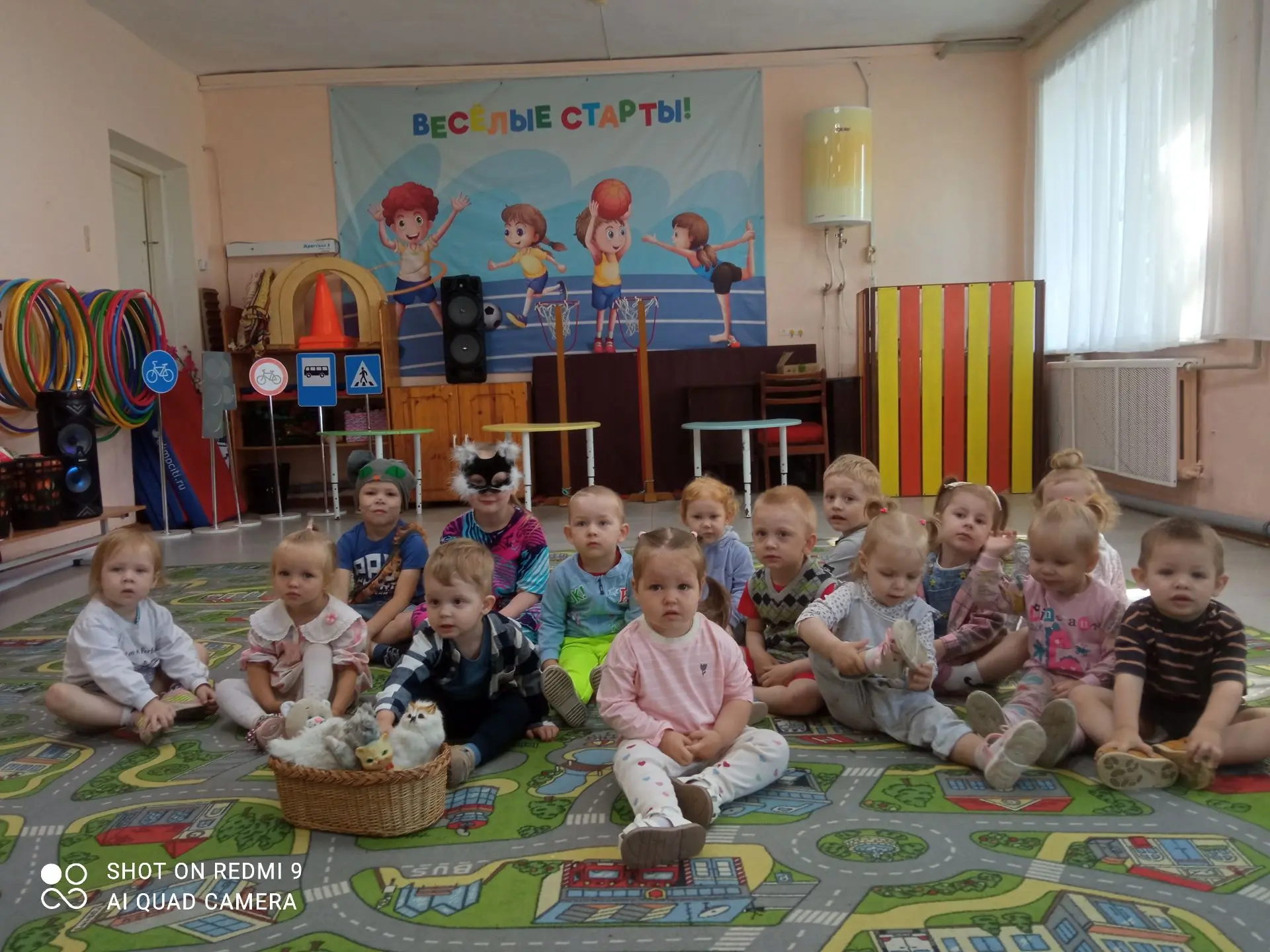 Любит рыбку и сметану,