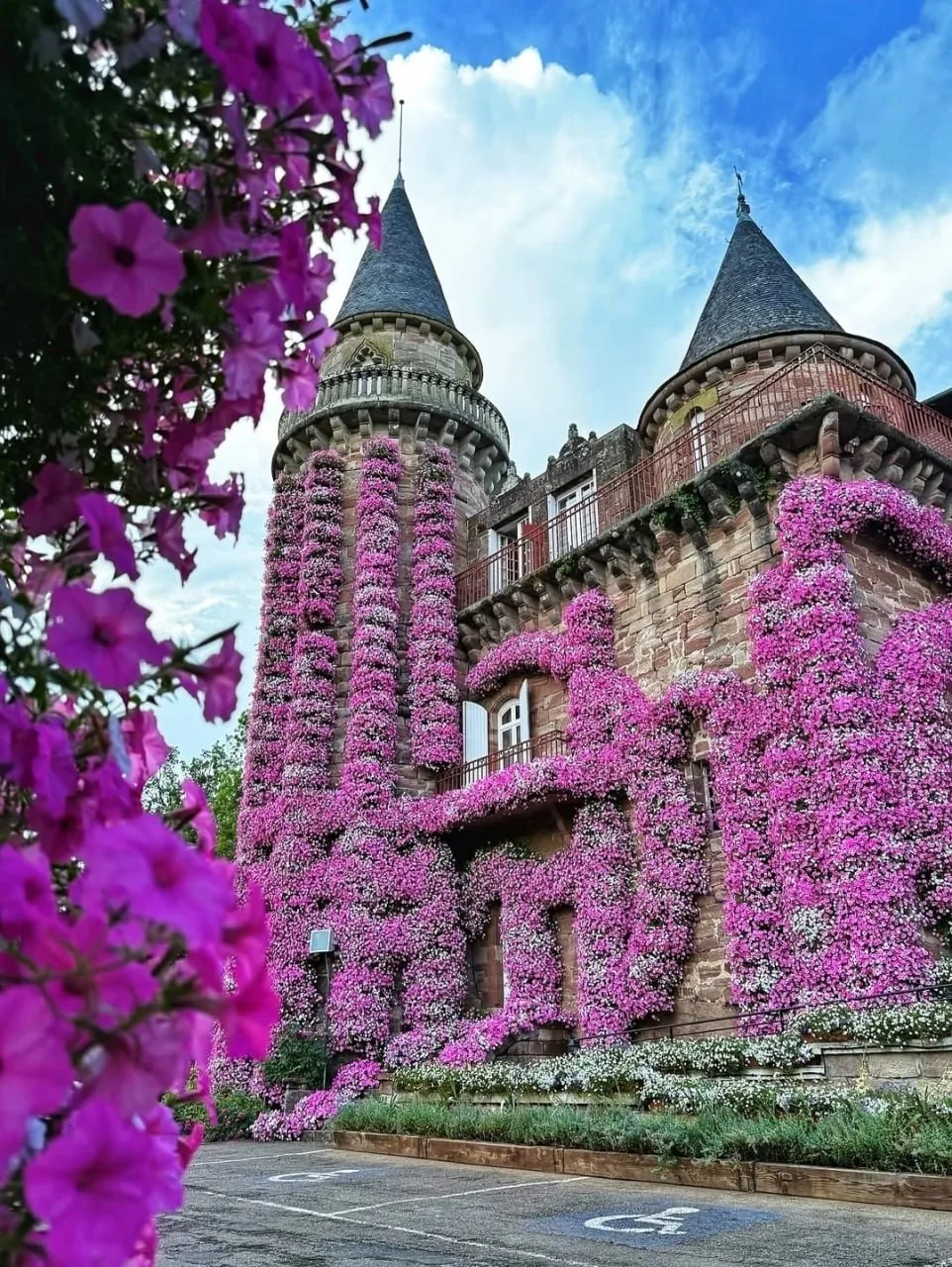 Добро пожаловать в Château de Castel‑Novel — замок‑отель в регионе Лимузен, Франция!  Построенный в 