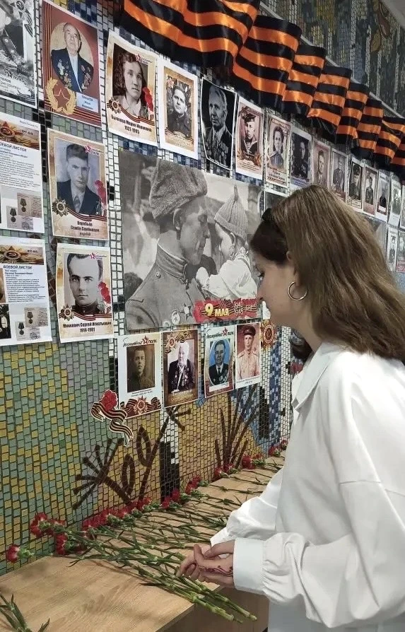 КРАСНЫЕ ГВОЗДИКИ (Часть 2) 💫 В торжественной акции «Красные гвоздики» в эти дни приняли участие ребя