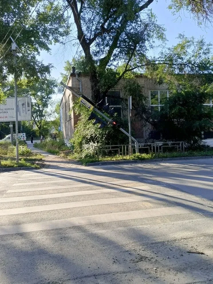 В Батайске на перекрестке Энгельса и Матросова светофор висит прямо над дорогой
 
Фотографию в редак