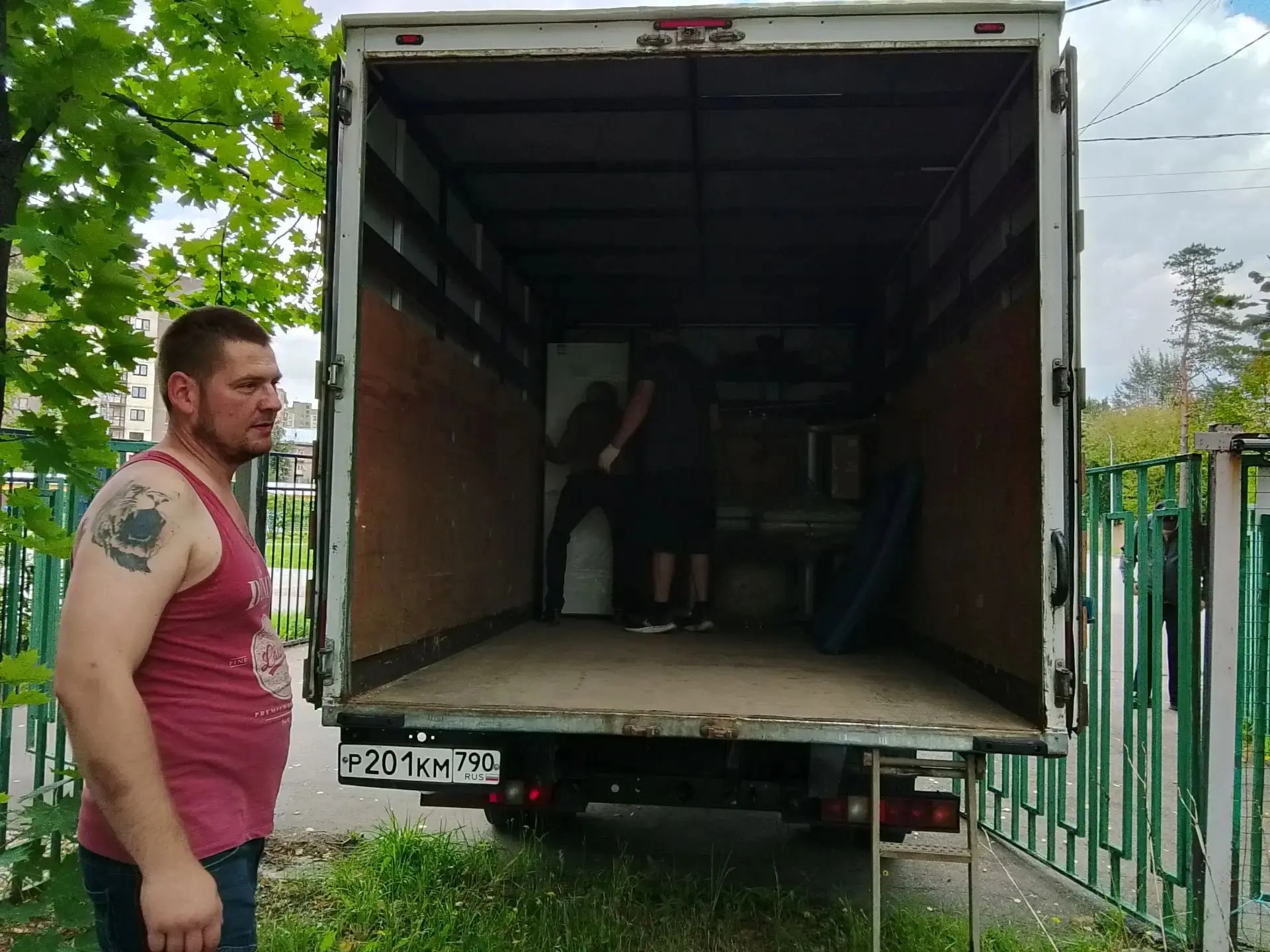 Наши Братья с Центра помогли Переехать 5 ой Школе , после ремонта!!! Это Школа где учат...