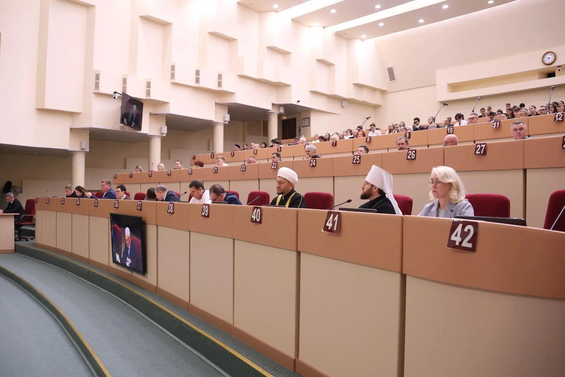 Председатель Общественной палаты Саратовской области Борис Шинчук и члены Общественной ...
