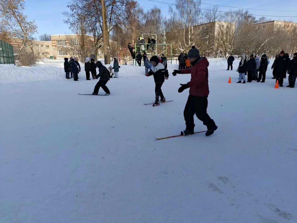 11 февраля в нашей школе состоялся День здоровья.  Для учащихся пятых и шестых классов во дворе школ
