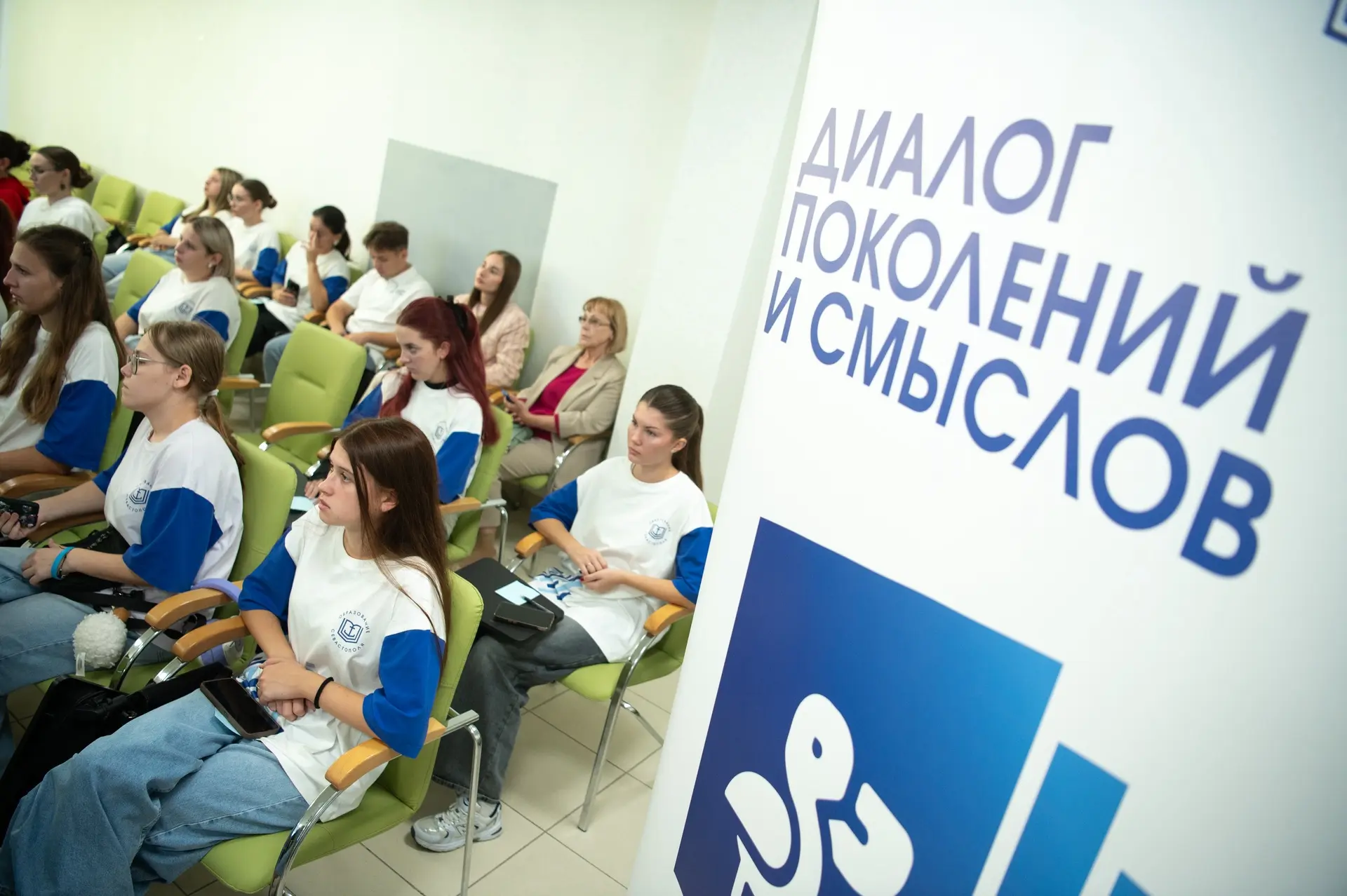 По моему поручению в преддверии Дня учителя в Севастополе директор Департамента образов...