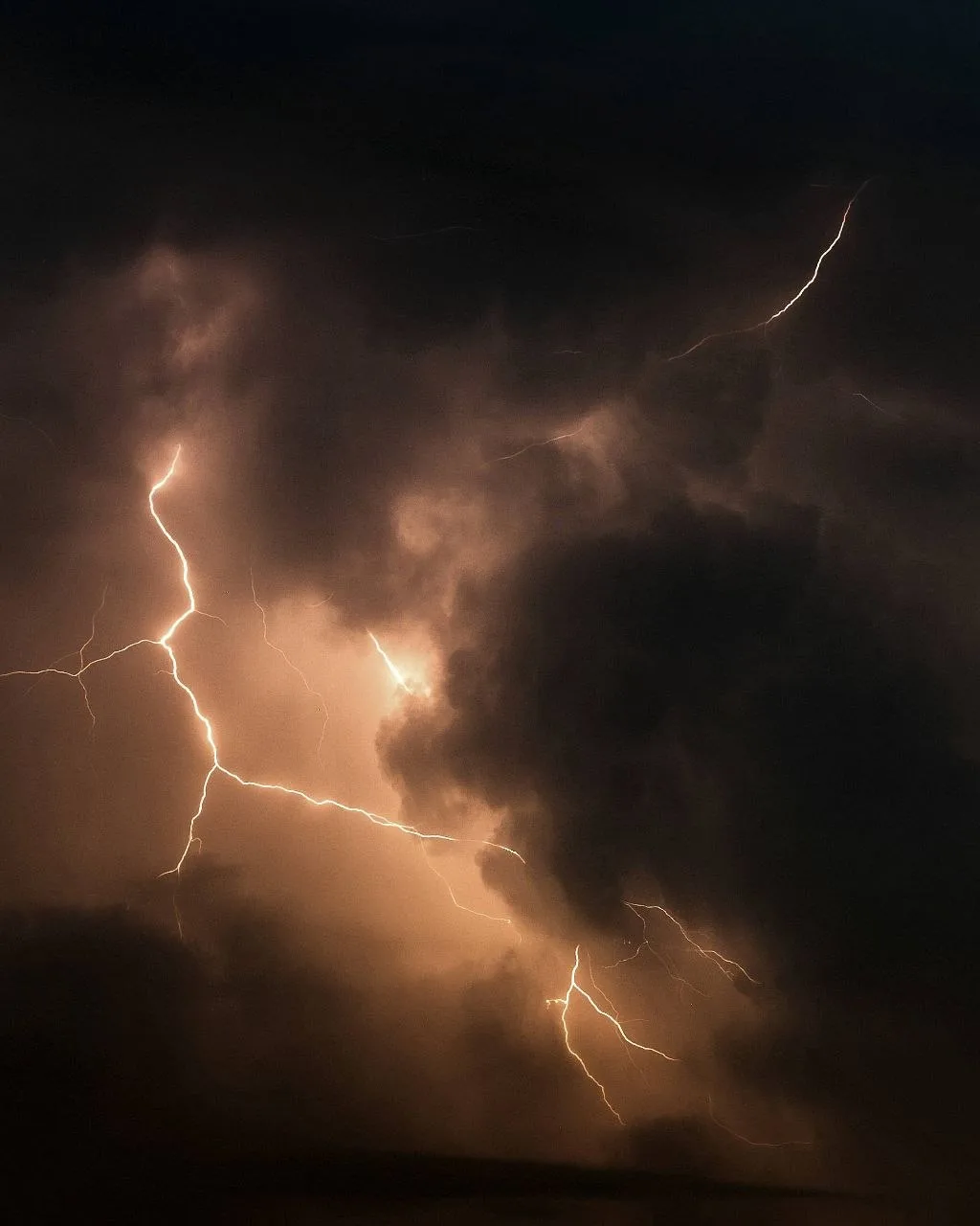 Немного ночных молний вам в ленту 🌩