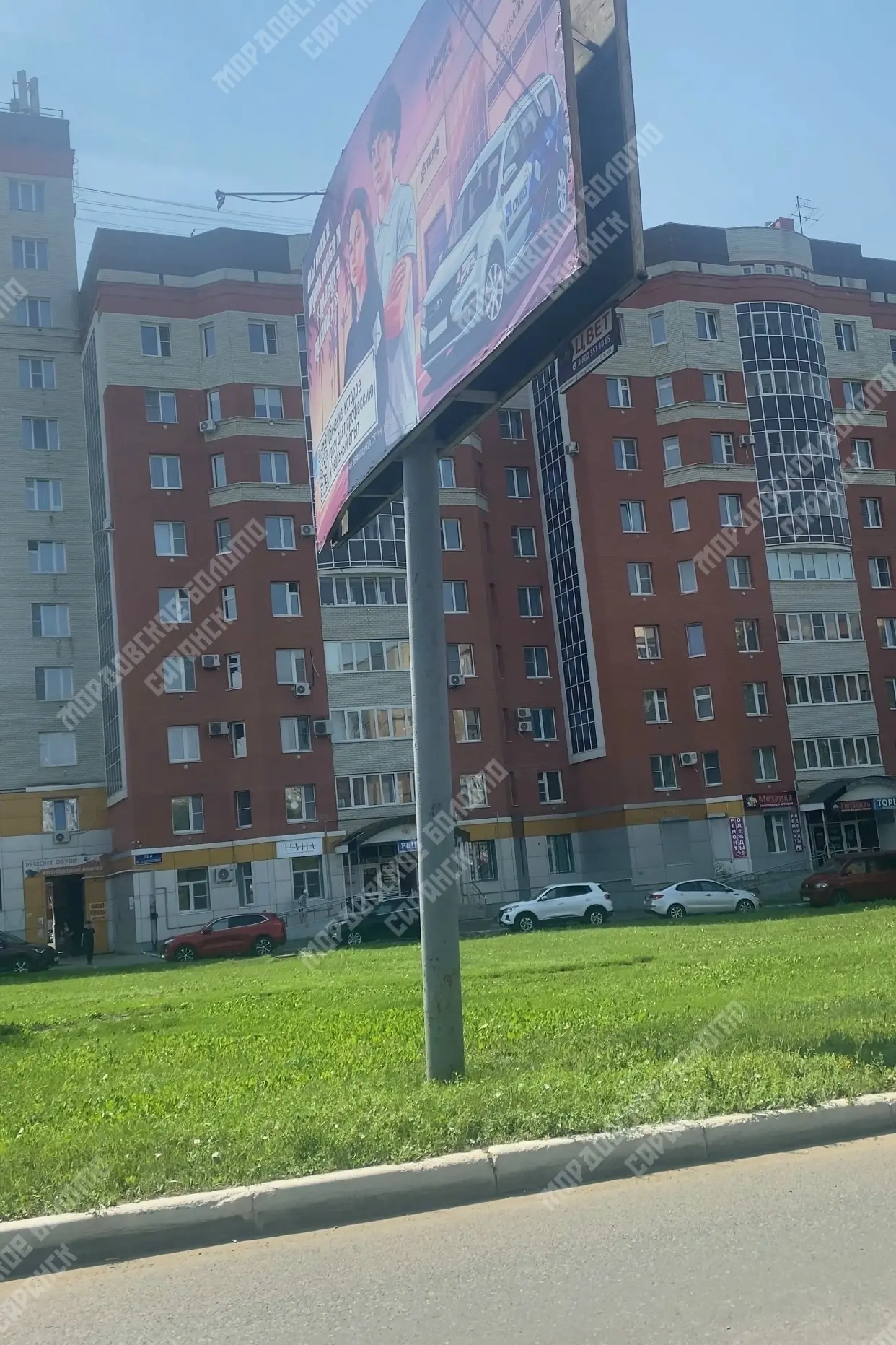 Перекресток ул. Севастопольская и проспект 70 лет Октября. Очень сильно шатается рекламный столб, и 