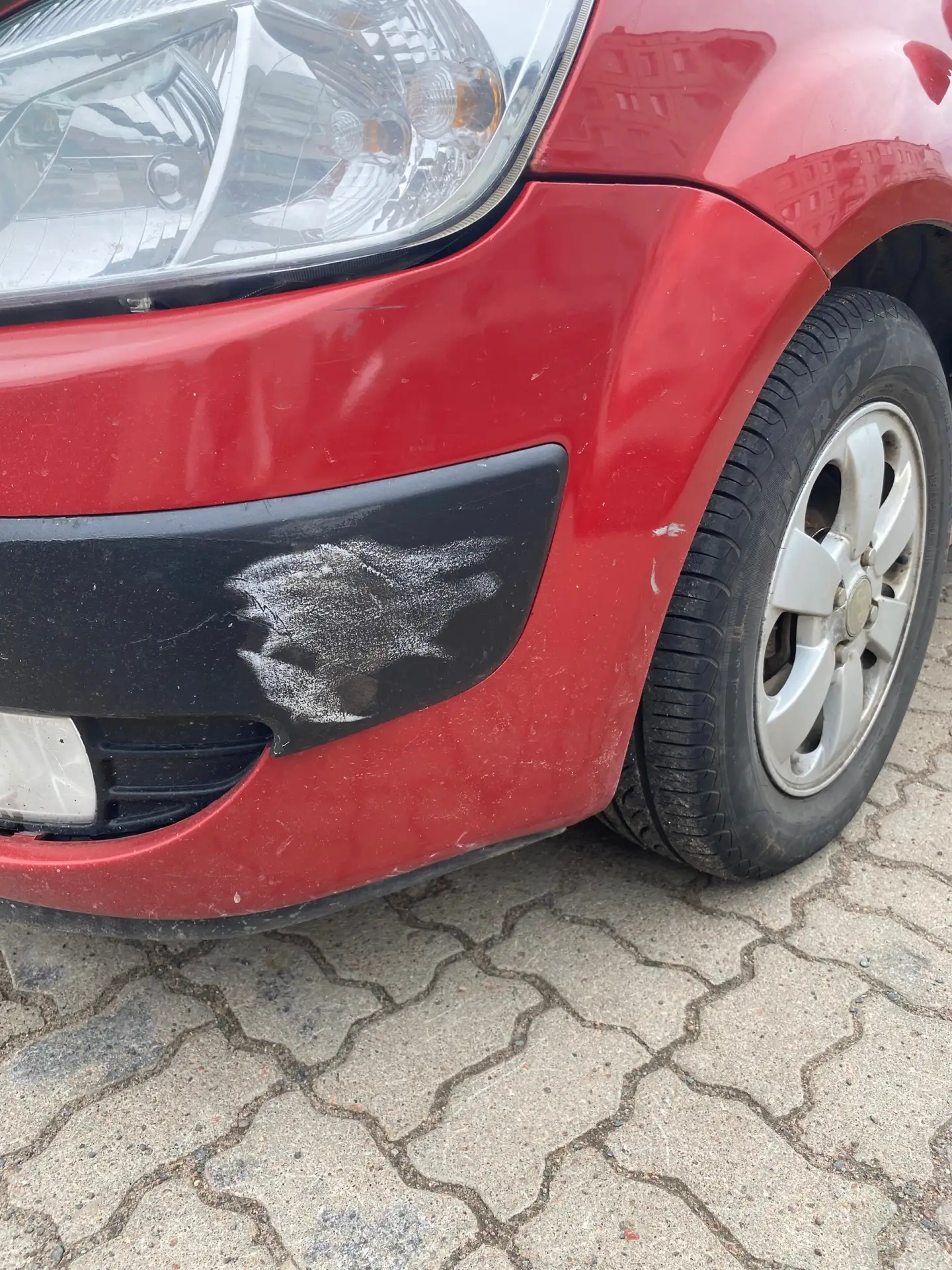 Владелец авто выезжающий сегодня от сюда и притеревший машину, просьба связаться.