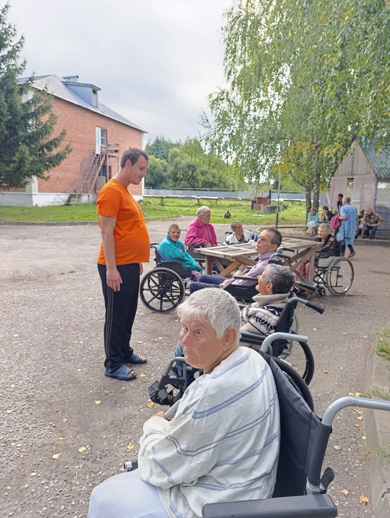 👨 Внутренний волонтер Сергей Федосов ежедневно организовывает прогулку для тех, кто ре...