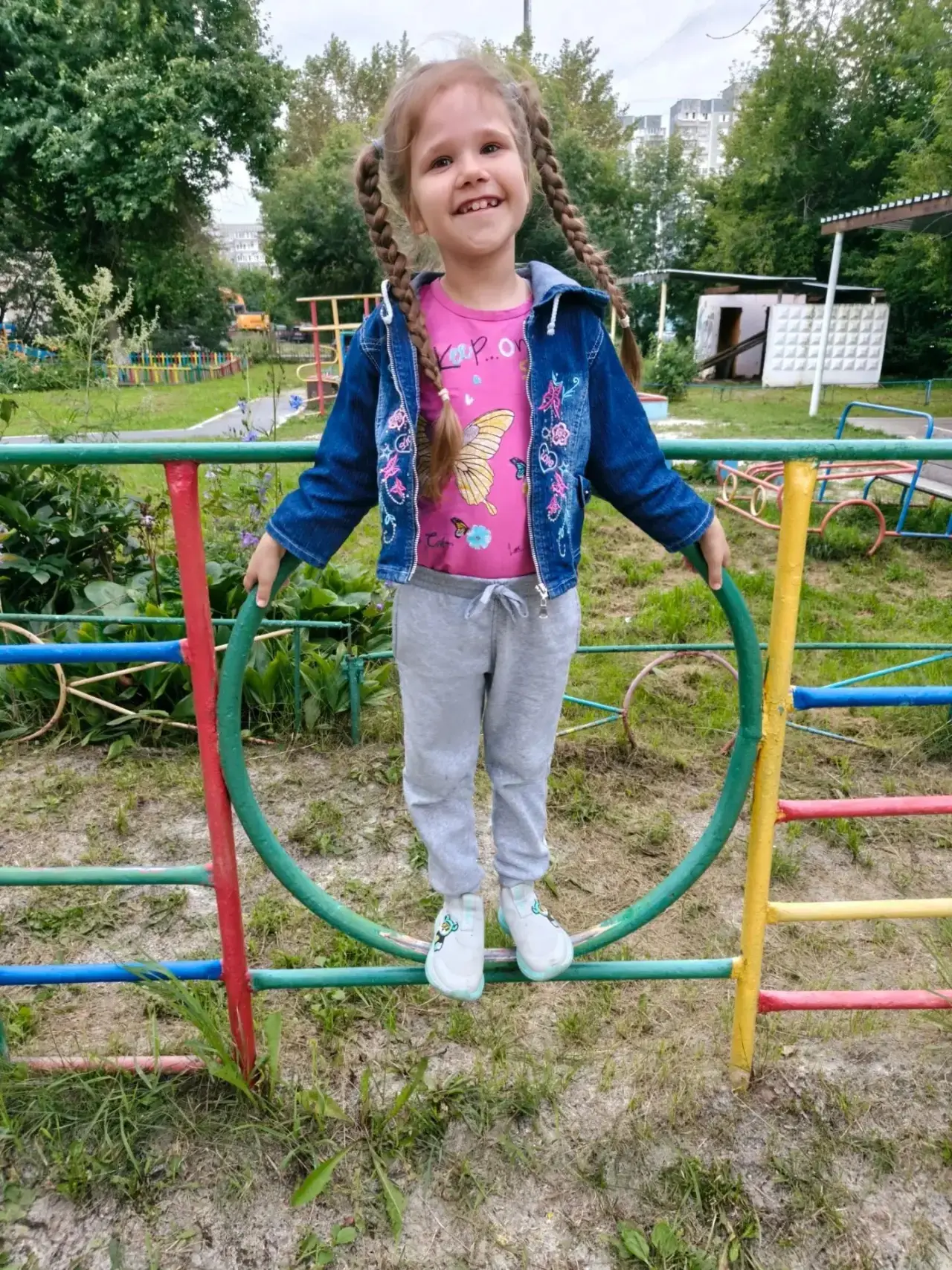 Пользуемся моментом на все сто! Наталья Владимировна и воспитанники 6 группы вышли на прогулку с улы