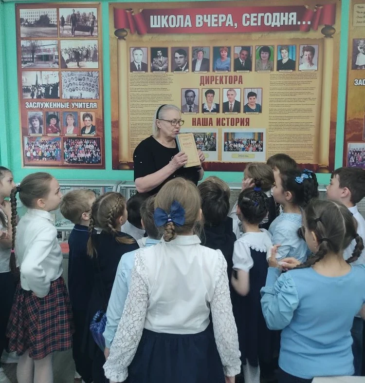Целых два дня наш школьный музей принимал гостей.  Сначала в музей пришли ребята из 5 класса. Они сл