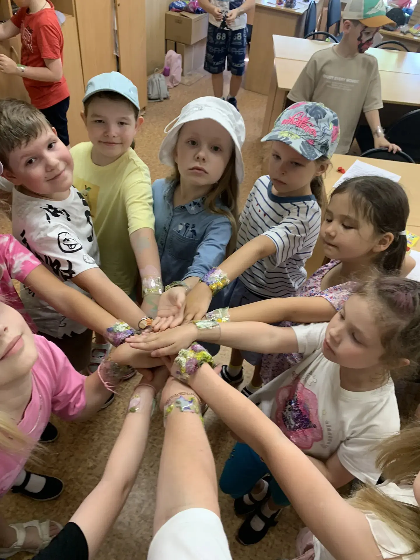 День 12. Яркие краски детства😊

Сегодняшний жаркий день подарил нашим ребятам море ярких впечатлени