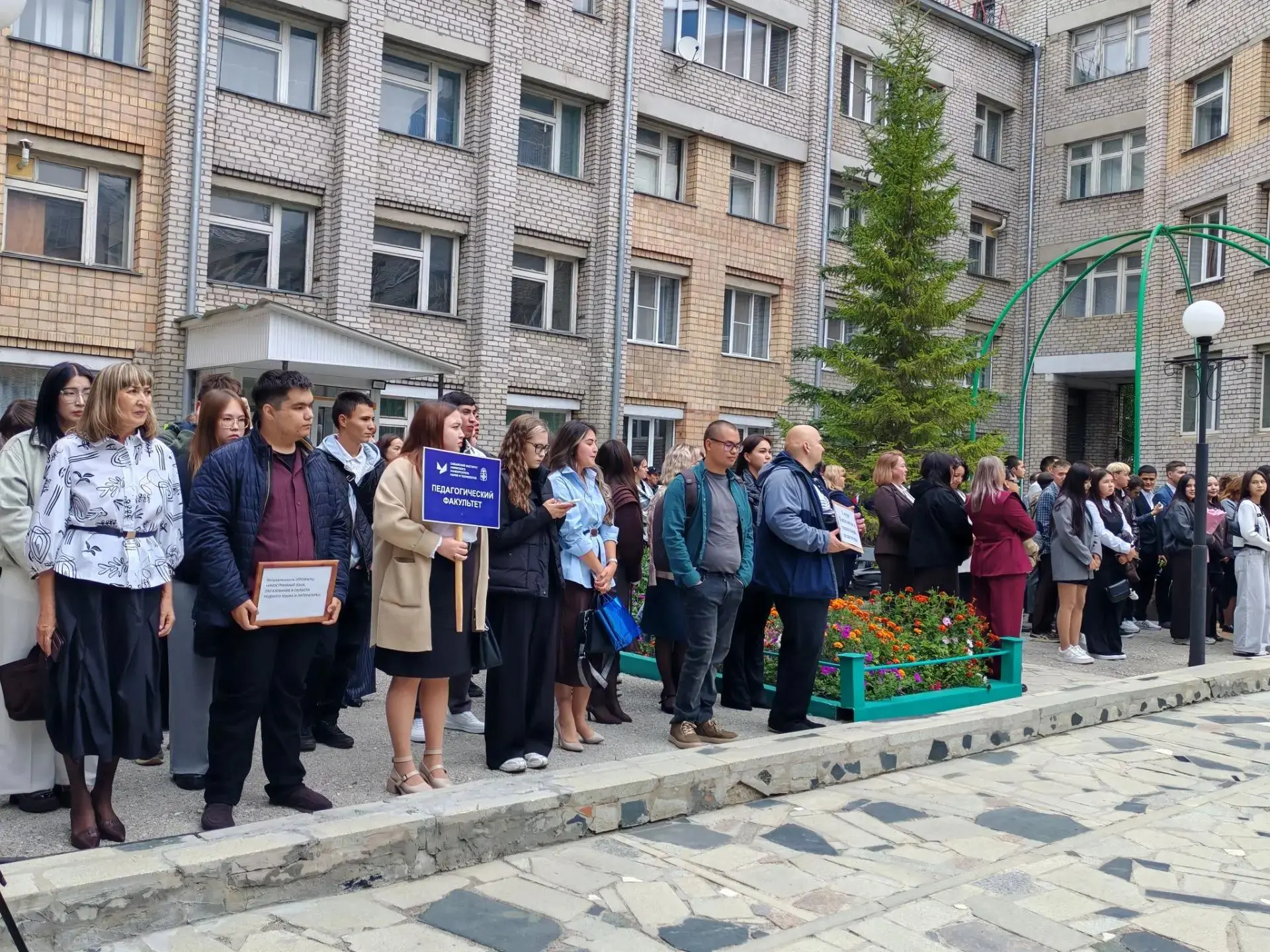 Сибайский институт встречает первокурсников: напутствия,музыка и огонь знаний!