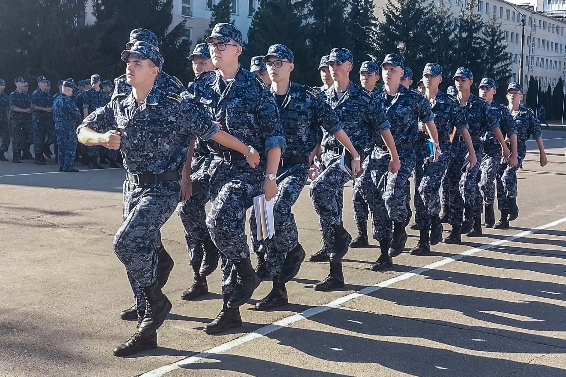 С первокурсниками института проводят занятия по строевой подготовке👮‍♂️