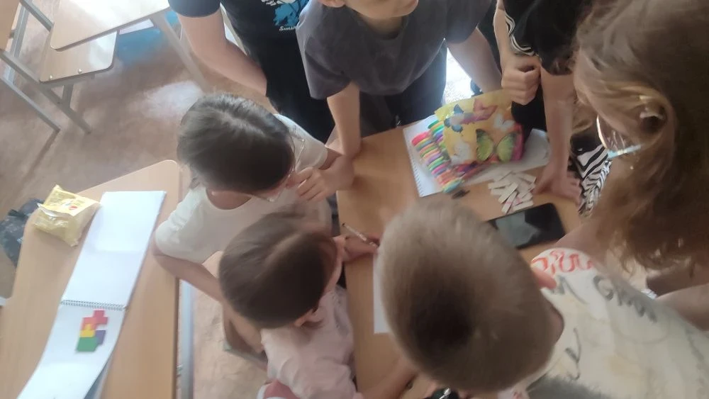#Мыработаем 
#Нашиколлективы 
На пришкольной площадке в ГБОУ "Гимназия №70 Г.О. Донецка" педагог доп