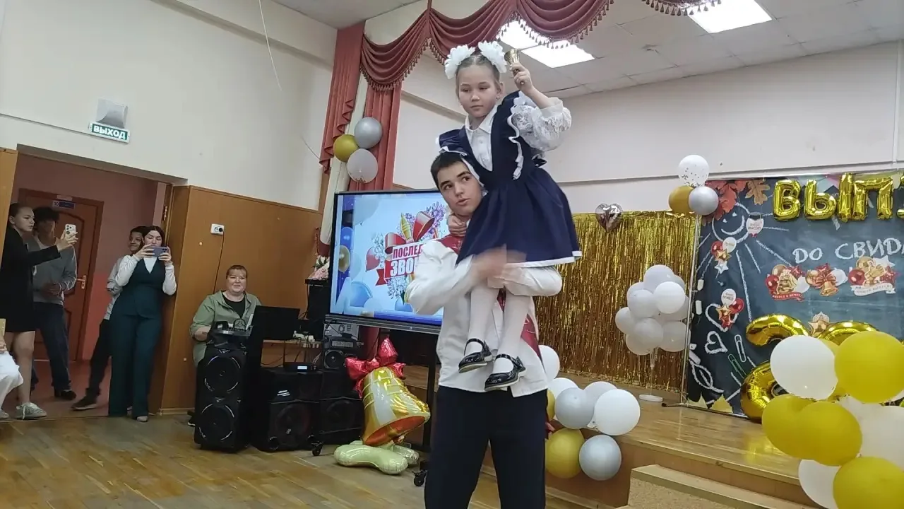 Последний звонок в 9 классе МОУ "СОШ имени А. П. Чехова" (Бужаровское отделение): Прощание с детство
