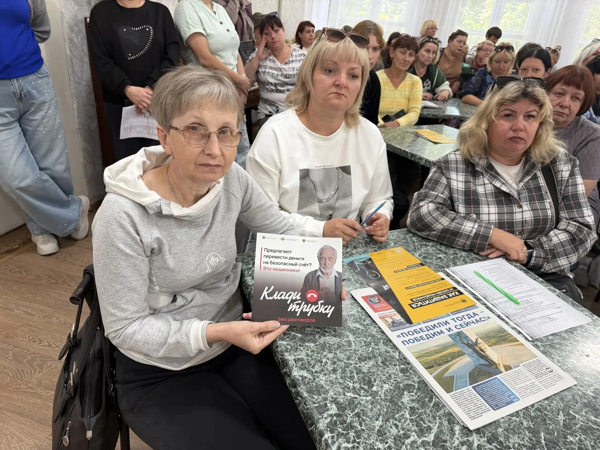 ‼️Полицейские провели серию встреч с трудовыми коллективами в Торезе