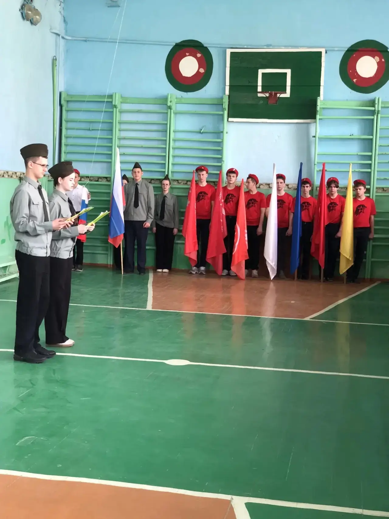 В школе прошла торжественная линейка, посвящённая закрытию месячника военно-патриотичес...
