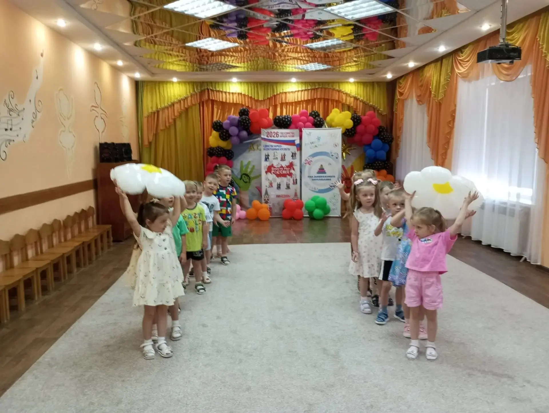 Сегодня в детском саду прошёл необычный праздник – «День рождения Ромашки». Дети были поражены, что 