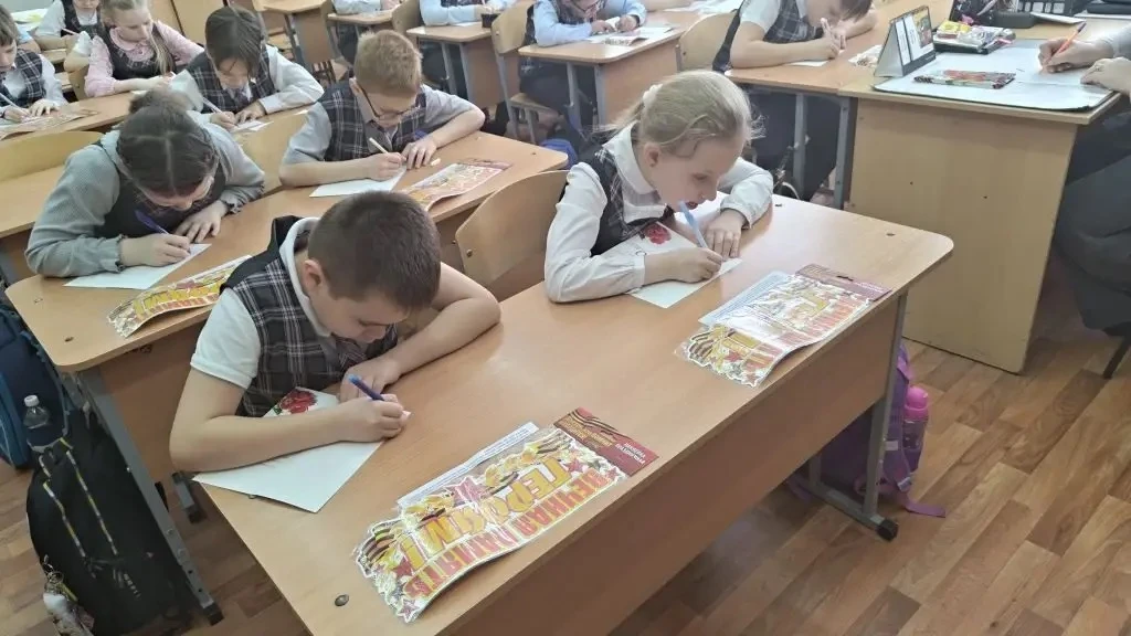 🇷🇺 Ученики 3А класса приняли участие в акции, посвящённой 81-й годовщине Победы в Великой Отечествен
