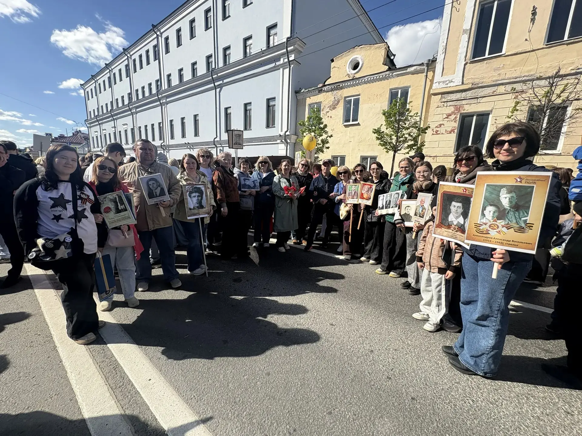 Педагоги, учащиеся и родители приняли сегодня участие в шествии "Бессмертного полка". Б...