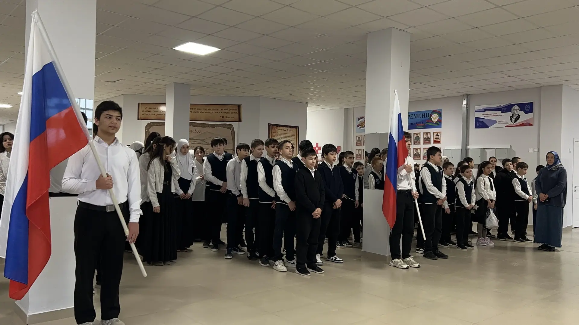 🇷🇺Утро понедельника 2 февраля 2026 года в школе традиционно началось с торжественной линейки, церемо
