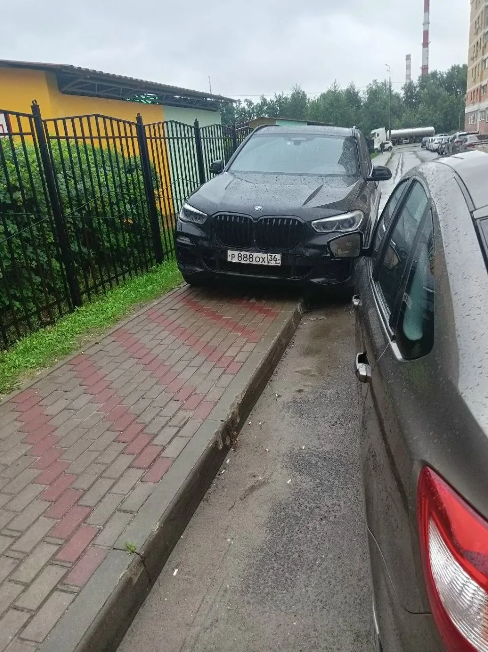 У школы в Липецке машины уже вытесняют пешеходов на дорогу

Рядом с объектом социальной инфраструкту