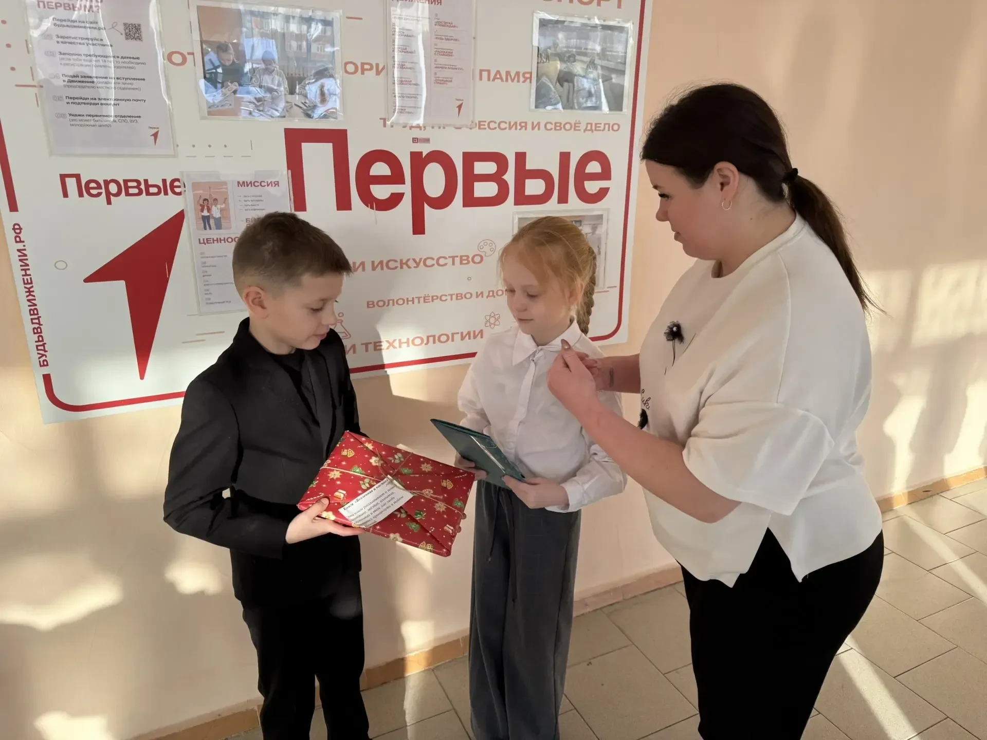 🇷🇺Всероссийская акция «Открывая книгу», посвященная Международному дню книгодарения✨  📚 Наши активис