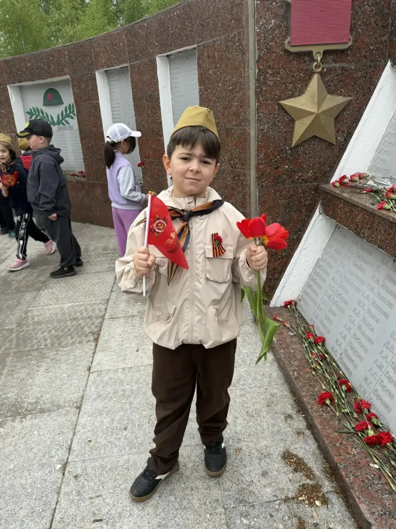 Цветы памяти: дошколята почтили подвиг героев   Накануне Дня Победы  состоялись тематические занятия