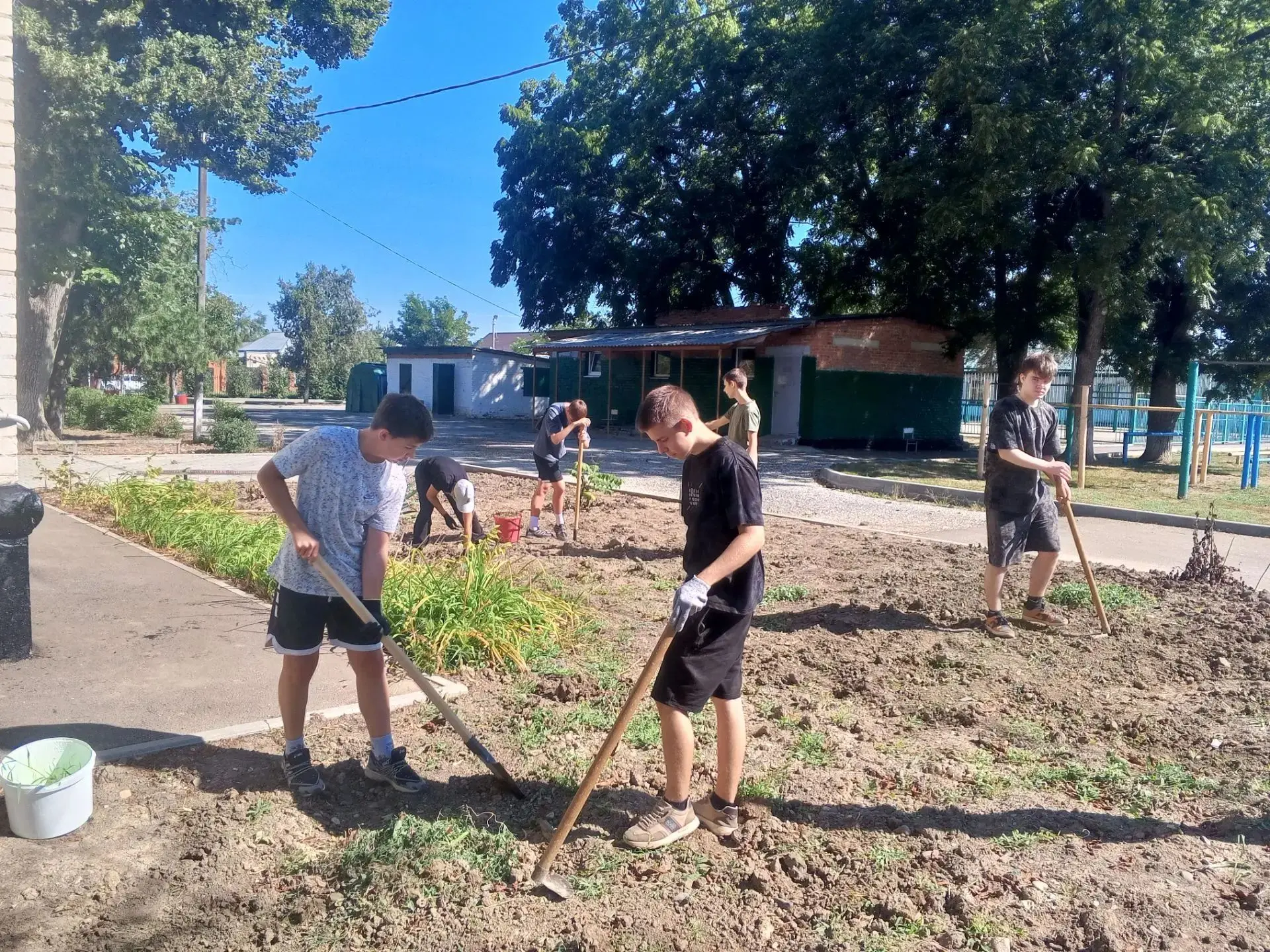Лето на финишной прямой, а наши ребята — на старте трудового подвига 🍂